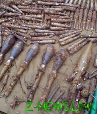На Донбассе обнаружен крупный тайник с сотнями снарядов