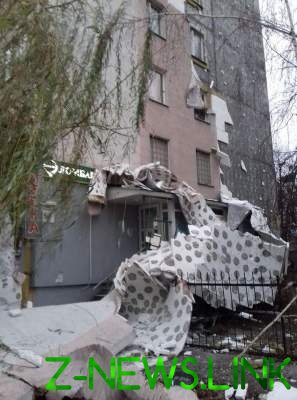 С фасада киевского дома обвалился утеплитель размером в несколько этажей
