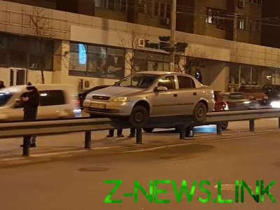 Курьезное ДТП в Киеве: Opel «угнездился» на отбойнике
