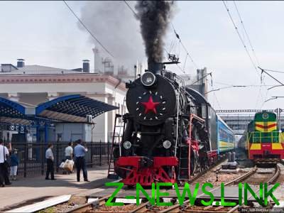 В Киеве начал курсировать праздничный ретро-поезд. Видео