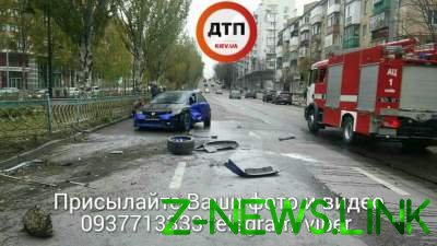 Авария в центре Киева: спортивная иномарка разбилась вдребезги 