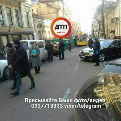 В Киеве два «умельца» показали, как не надо парковаться