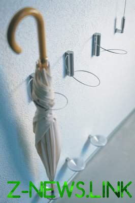 Стильный аксессуар: оригинальные подставки под зонты. Фото