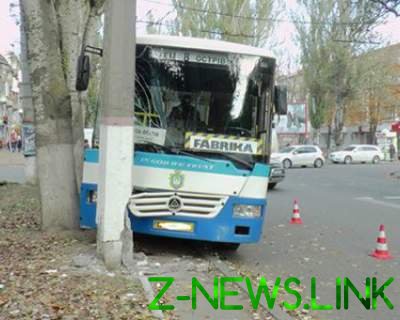 В Херсоне автобус въехал в столб: много пострадавших