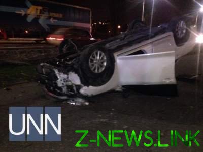 Серьезное ДТП в Запорожье: Toyota Camry перевернулась вверх колесами 
