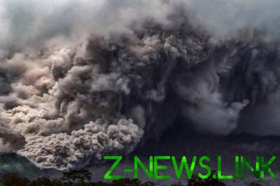 Мощное извержение вулкана на острове Суматра. Фото