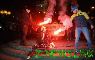В Киеве сожгли чучело Ленина. Видео