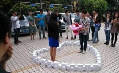 Китаец купил 25 новых iPhone, чтобы сделать предложение девушке