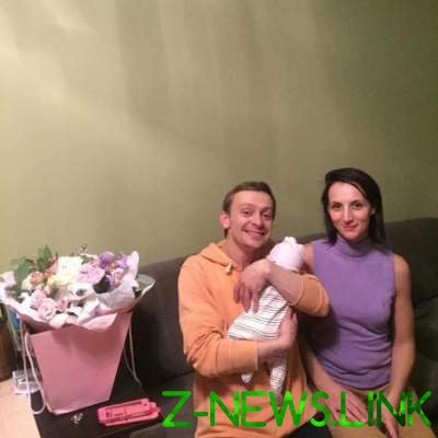 Актер из "Физрука" показал новорожденную дочь