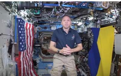 На Международной космической станции развернули флаг Украины. Видео