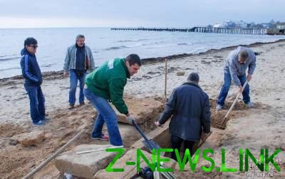 Редкий экспонат: на крымском пляже откопали древнейшую могилу ребенка 