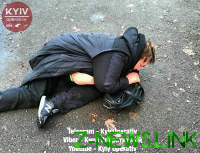 В Киеве пьяная женщина-водитель вывалилась из машины