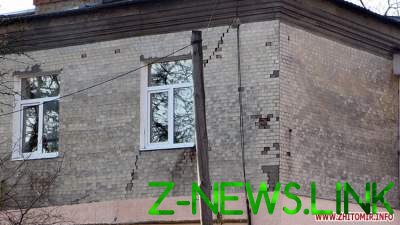 В Житомире рушится жилой дом на глазах у людей. Видео