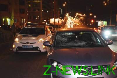 Пьяный киевлянин бросился под колеса Mazda 