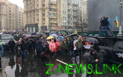 Под зонтами и в дождевиках: в центре Киева начался "Марш возмущенных"