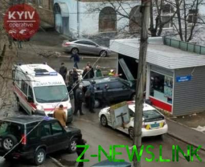В Киеве автомобиль влетел в киоск: пострадал ребенок