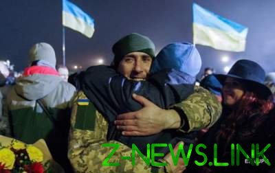 Опубликованы кадры трогательной встречи освобожденных из плена украинцев в Луцке. Видео