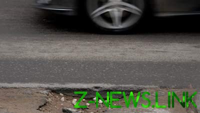 В Петербурге автомобиль посреди дороги провалился в яму с кипятком