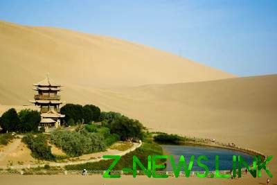 Уникальный оазис посреди китайской пустыни. Фото