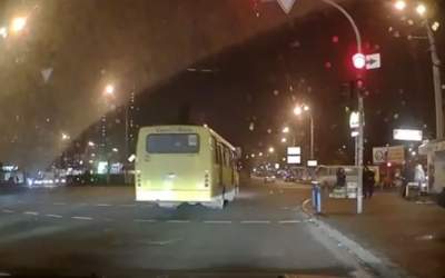 В Киеве водитель маршрутки "рванул" на красный 