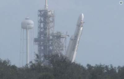 Установку Falcon Heavy на стартовую позицию сняли на видео