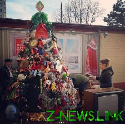 Смех до слез: в России собрали оригинальную елку
