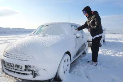 Эксперты подсказали, как быстро очистить машину от снега