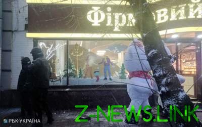 Сторонники Саакашвили расколотили витрину магазина Roshen: опубликованы фото
