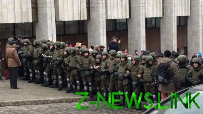 Сторонники Саакашвили остановили движение в центре Киева