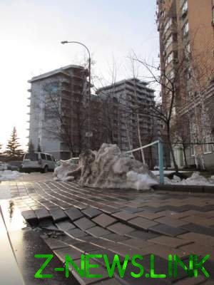 Киевлян возмутили "отремонтированные" тротуары, не пережившие снегопад
