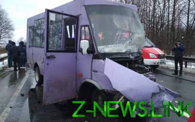 На Львовщине рейсовый автобус попал в ДТП: пять пострадавших	