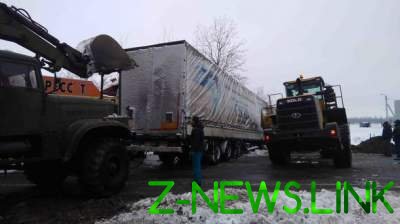 ДТП под Киевом: грузовик полностью перекрыл движение транспорта