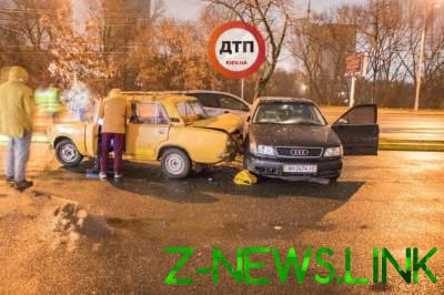 В Киеве Chevrolet вылетел на стоянку и протаранил припаркованные авто