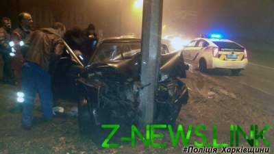 В Харькове ВАЗ на скорости врезался в столб: водитель погиб