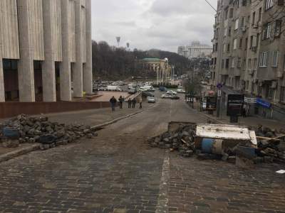 Сторонники Саакашвили выломали брусчатку и разгромили клумбы