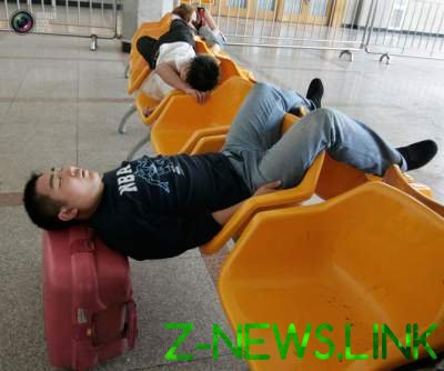 Забавные доказательства того, что китайцы могут спать где угодно. Фото