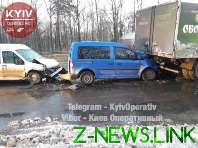 Под Киевом столкнулись сразу три автомобиля