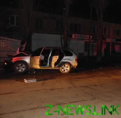 На Николаевщине BMW насмерть сбил пешехода и врезался в остановку