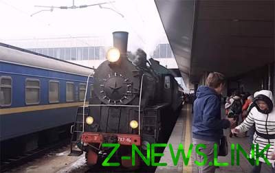 В Киеве видели необычный ретро-поезд. Видео