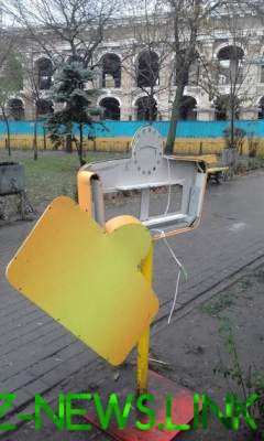 В центре Киева разгромили лавочки с солнечными батареями