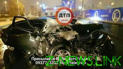 ДТП в Киеве: BMW разбился вдребезги о столб 