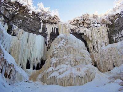 Замерзшие водопады в волшебных пейзажах. Фото