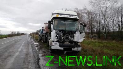 В Запорожской области грузовик протаранил МАЗ с танком