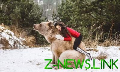 Фотосессия гимнастки с бурым медведем стала яблоком раздора в Интернете. Фото