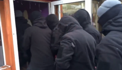 В Киеве люди в балаклавах разгромили кафе