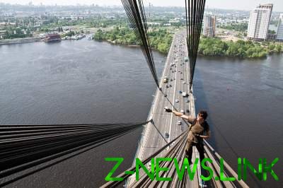 На двух мостах Киева ограничат движение