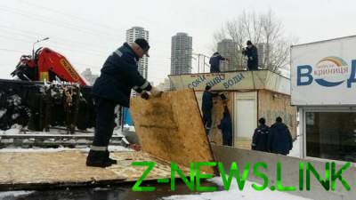 В Киеве разобрали восемь незаконных елочных базаров