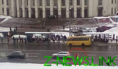 В Киеве заметили женщину, идущую по проезжей части с ребенком