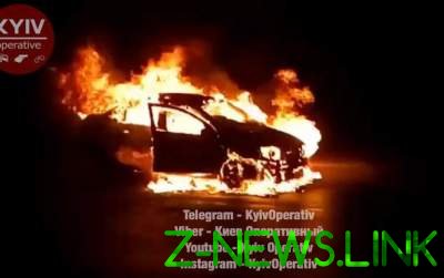 На одной из киевских улиц дотла сгорел Chevrolet. Видео