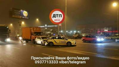 Тройное ДТП в Киеве: грузовик разбил вдребезги две легковушки 